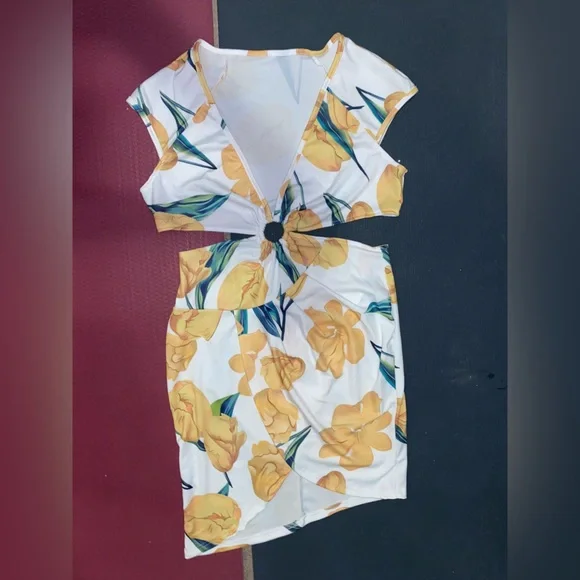 super cute cutout dress summery yellow floral print - Picture 8 of 8